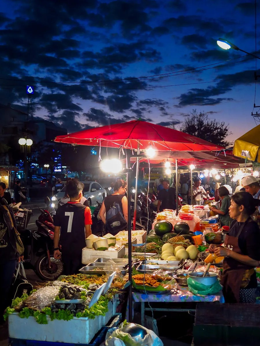 Stämningsbild från en marknad i Chiang Mai